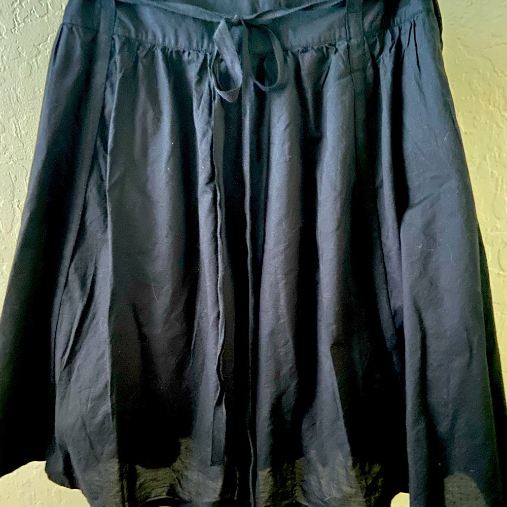 High waist, & has pockets, side zip, thin, cotton lining NWOT LARGE